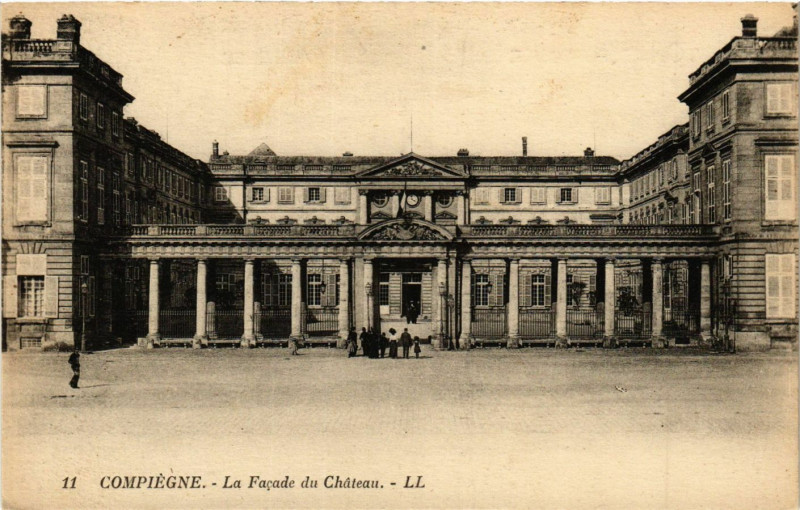 Carte postale ancienne Compiegne - La Facade du Chateau à Compiègne