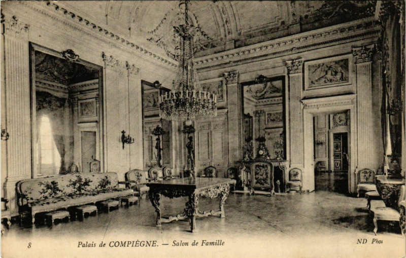 Carte postale ancienne Palais de Compiegne - Salon de Famille à Compiègne