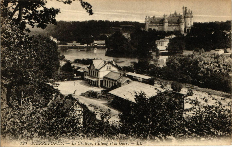 Carte postale ancienne Pierrefonds - Le Chateau l'Etang et la Gare à Pierrefonds