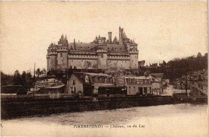 Carte postale ancienne Pierrefonds - Chateau vu du Lac à Pierrefonds