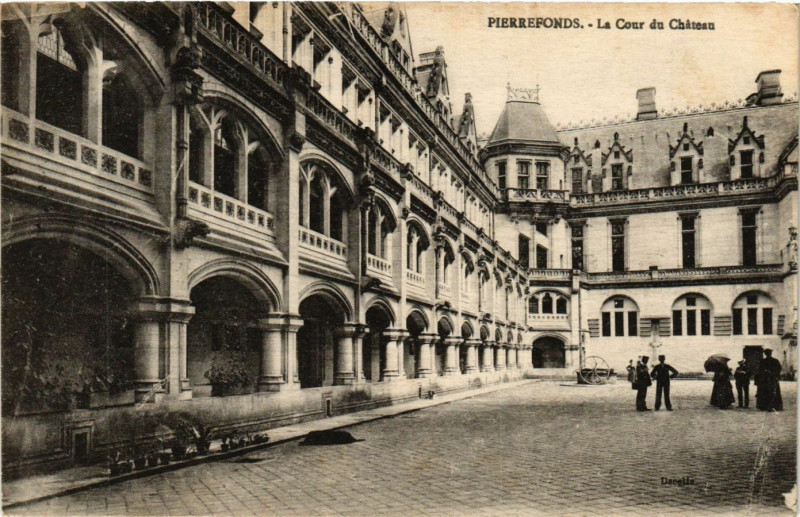 Carte postale ancienne Pierrefonds - La Cour du Chateau à Pierrefonds