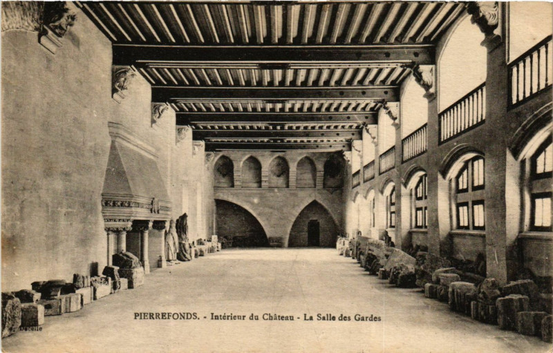Carte postale ancienne Pierrefonds - Interieur de Chateau - La Salle des Gardes à Pierrefonds