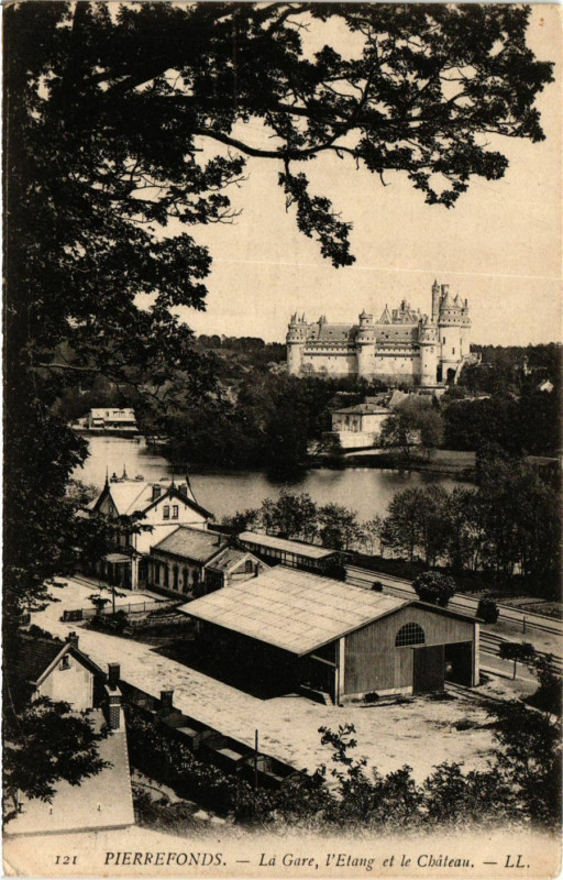 Carte postale ancienne Pierrefonds - La Gare L'Etang et le Chateau à Pierrefonds