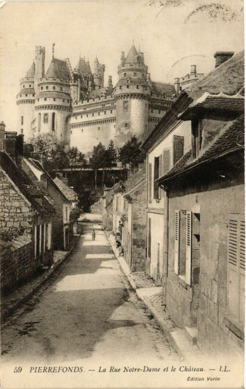 Carte postale ancienne Pierrefonds - La Rue N.-D. et le Chateau à Pierrefonds