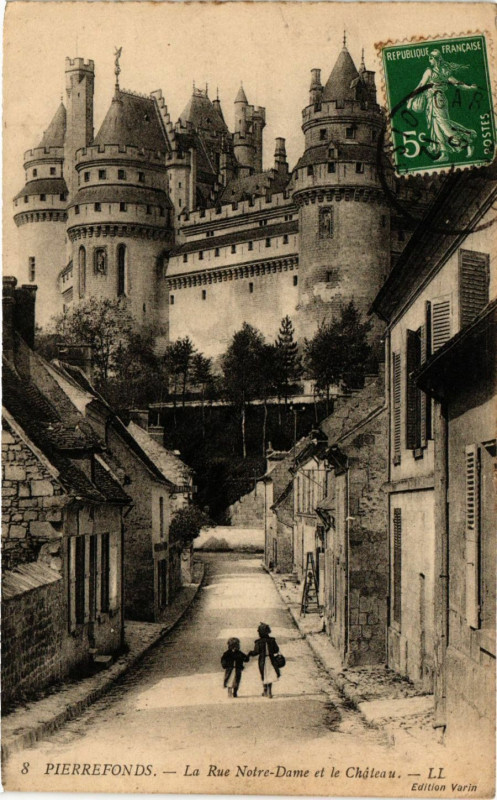 Carte postale ancienne Pierrefonds - La Rue N.-D. et le Chateau à Pierrefonds