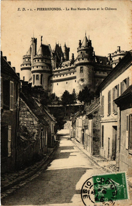 Carte postale ancienne Pierrefonds - La Rue N.-D. et le Chateau à Pierrefonds