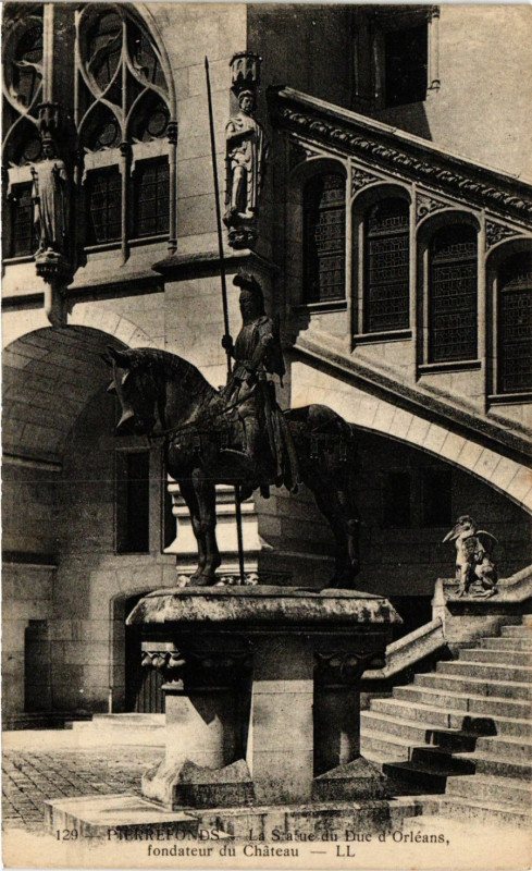 Carte postale ancienne Pierrefonds - La Statue du Duc d'Orleans fondateur du Chateau à Pierrefonds