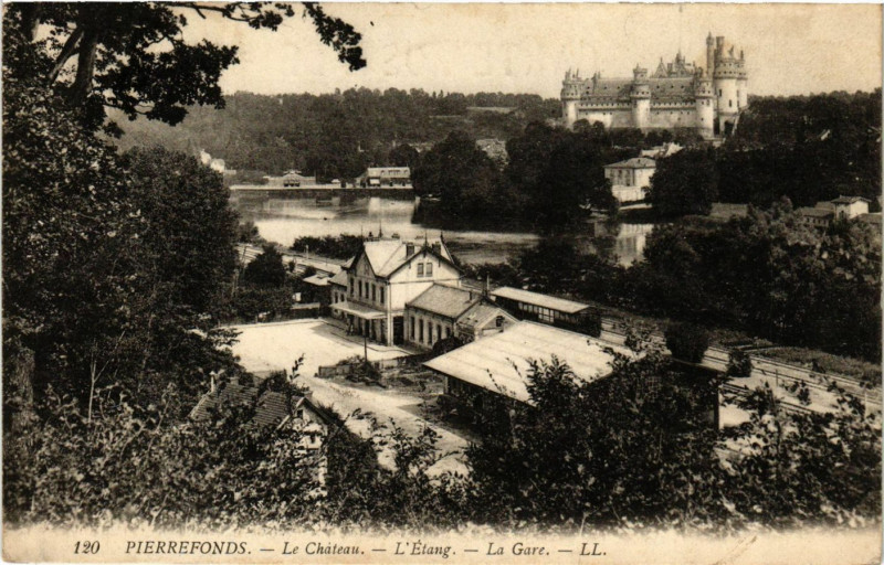 Carte postale ancienne Pierrefonds - Le Chateau - L'Etang - La Gare à Pierrefonds