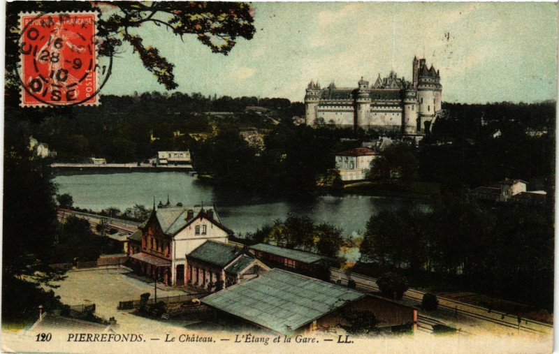 Carte postale ancienne Pierrefonds - Le Chateau - L'Etang et la Gare à Pierrefonds