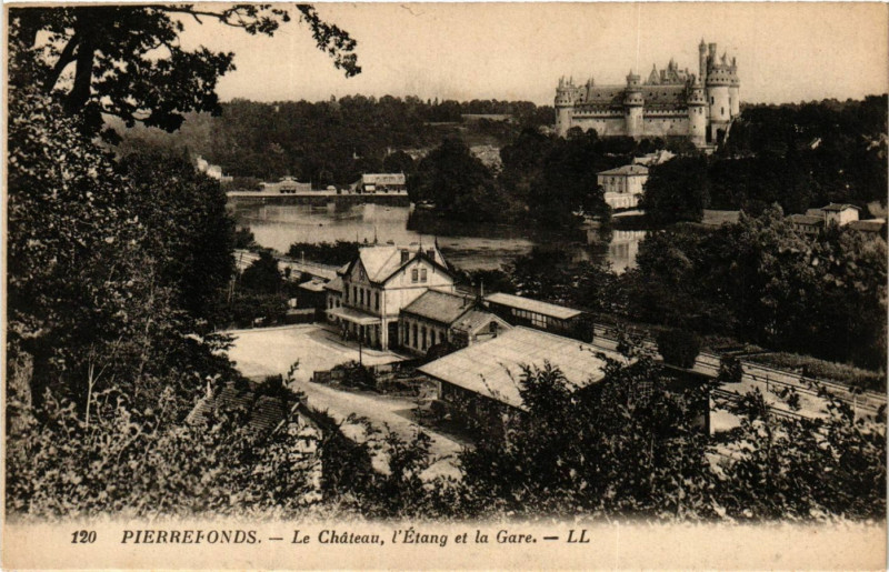 Carte postale ancienne Pierrefonds - Le Chateau - L'Etang et la Gare à Pierrefonds