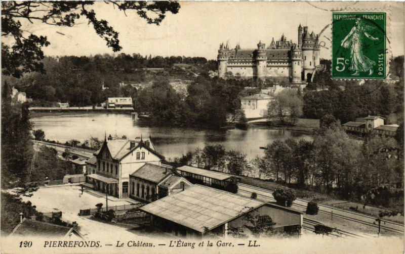 Carte postale ancienne Pierrefonds - Le Chateau - L'Etang et la Gare à Pierrefonds