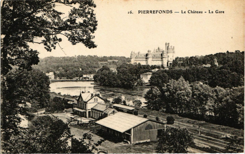 Carte postale ancienne Pierrefonds - Le Chateau - La Gare à Pierrefonds