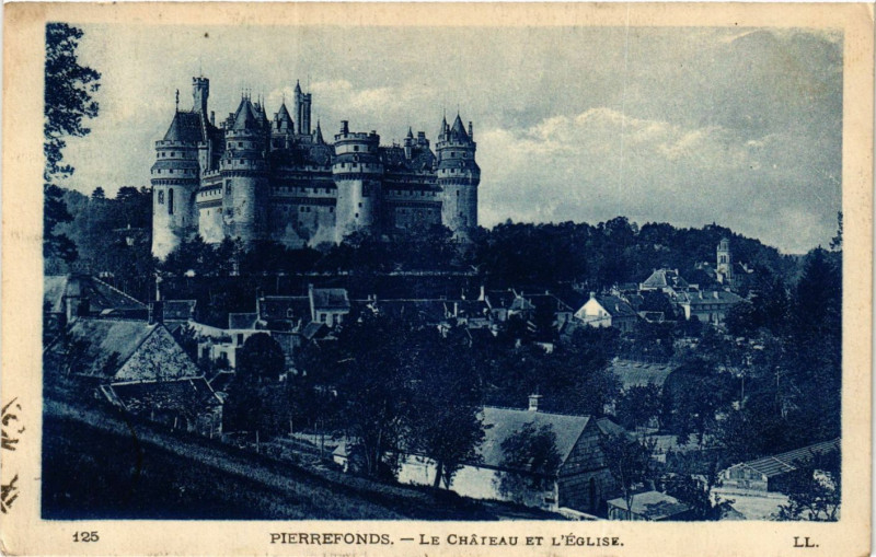 Carte postale ancienne Pierrefonds - Le Chateau et L'Eglise à Pierrefonds