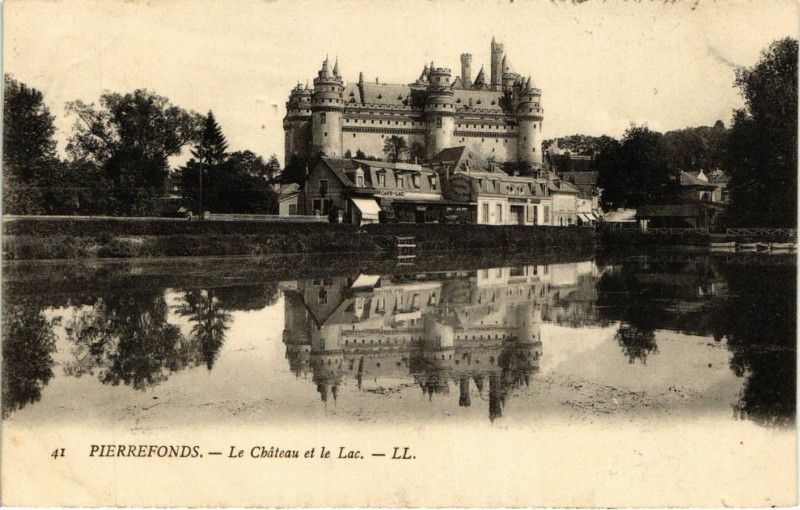 Carte postale ancienne Pierrefonds - Le Chateau et le Lac à Pierrefonds