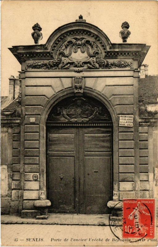 Carte postale ancienne Senlis - Porte de l'ancien Eveche de Beauvais à Senlis