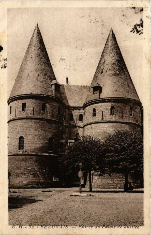 Carte postale ancienne Beauvais - Entrée du Palais Justice à Beauvais