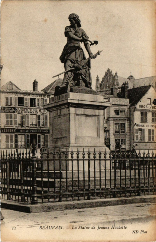 Carte postale ancienne Beauvais - La Statue de Jeanne Hachette à Beauvais