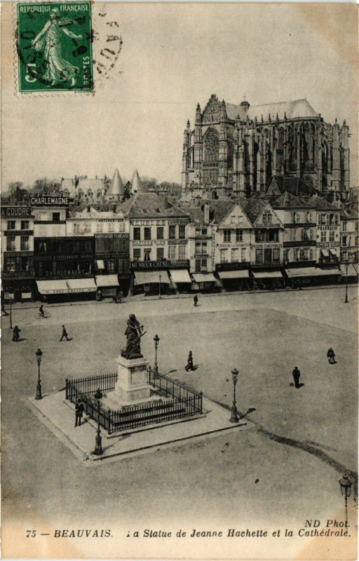 Carte postale ancienne Beauvais - La Statue de Jeanne Hachette et la Cathedrale à Beauvais