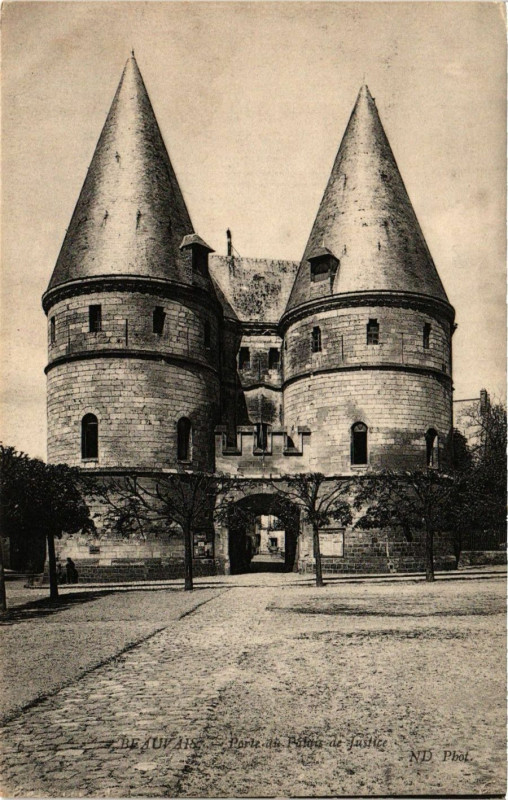 Carte postale ancienne Beauvais - Porte du Palais de Justice à Beauvais