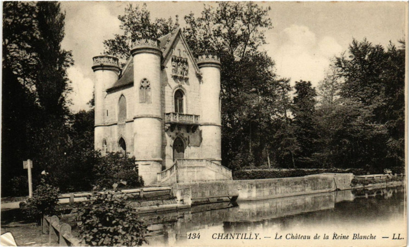 Carte postale ancienne Chantilly - Le Chateau de la Reine Blanche à Chantilly