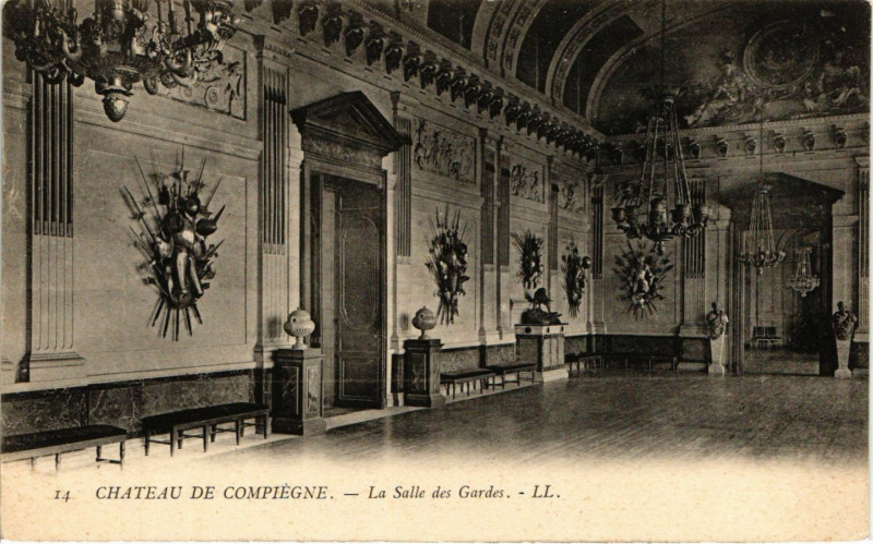 Carte postale ancienne Chateau de Compiegne - La Salle des Gardes à Compiègne