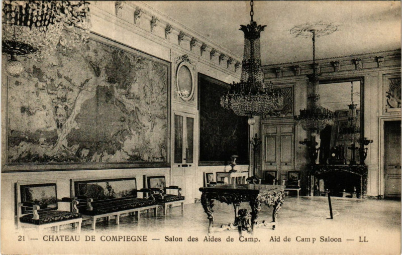 Carte postale ancienne Chateau de Compiegne Salon des Aides de Camp Aid de Camp Saloon à Compiègne