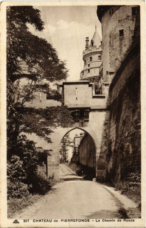 Carte postale ancienne Chateau de Pierrefonds - Le Chemin de Ronde à Pierrefonds