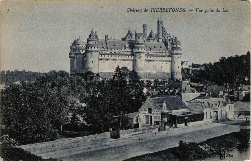 Carte postale ancienne Chateau de Pierrefonds - Vue prise du Lac à Pierrefonds