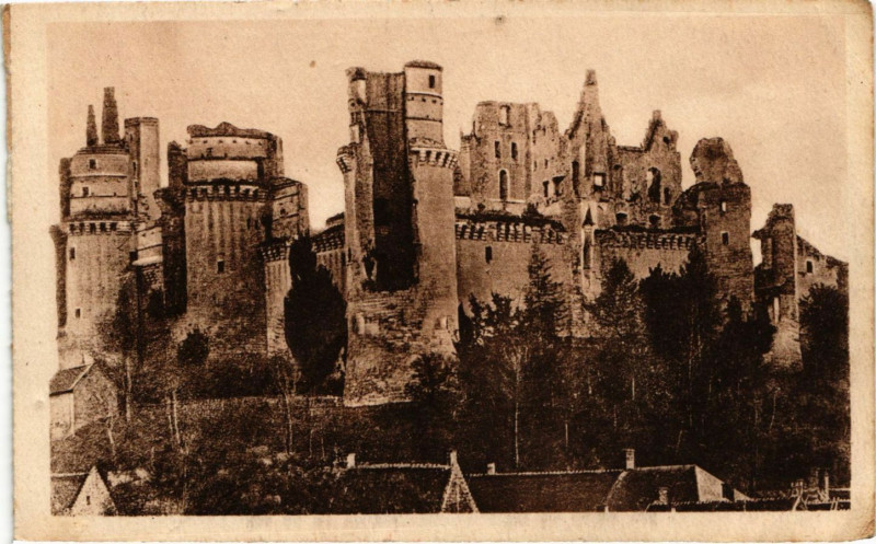 Carte postale ancienne Chateau de Pierrefonds en Ruines Construit en 1390.La Restauration à Pierrefonds
