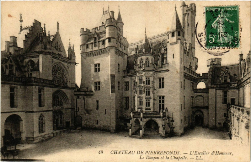Carte postale ancienne Chateau de Pierrefonds - L'Escalier d'Honneur - Le Donjon et la à Pierrefonds