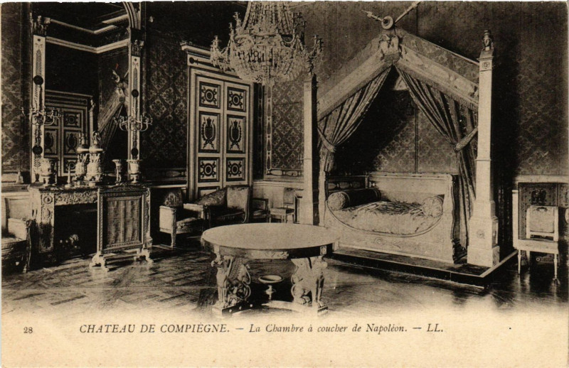 Carte postale ancienne Chateau de Compiegne - La Chambre a coucher de Napoleon à Compiègne
