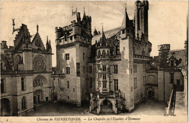 Carte postale ancienne Chateau de Pierrefonds - La Chapelle et l'Escalier d'Honneur à Pierrefonds