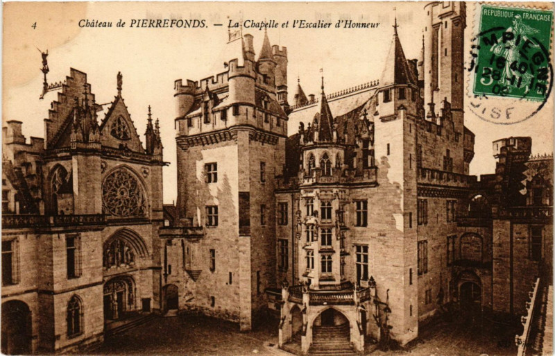Carte postale ancienne Le Château, la Chapelle et l'Escalier d'Honneur à Pierrefonds