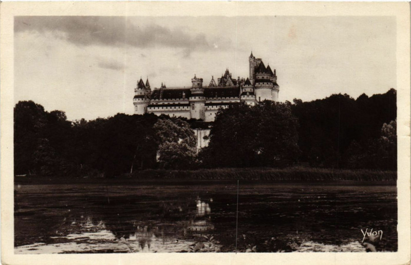 Carte postale ancienne Chateau de Pierrefonds - Vue générale prise de l'Etang à Pierrefonds