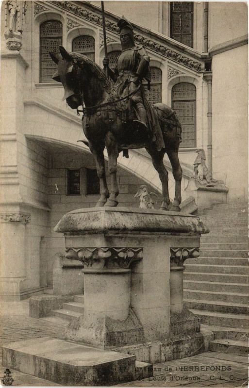 Carte postale ancienne Chateau de Pierrefonds-La Statue de Louis d'Orleans à Pierrefonds