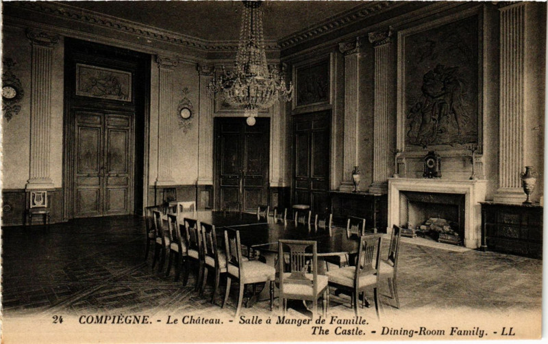 Carte postale ancienne Compiegne - Le Chateau - Salle a Manger de Famille - The Castle à Compiègne