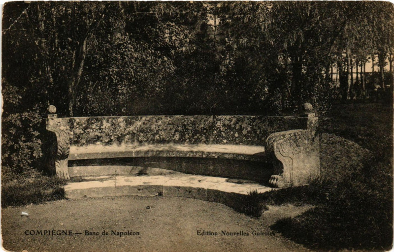 Carte postale ancienne Compiegne - Banc de Napoleon à Compiègne