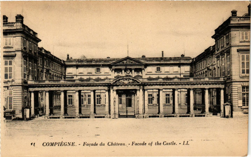 Carte postale ancienne Compiegne - Facade du Chateau - Facade of the Castle à Compiègne