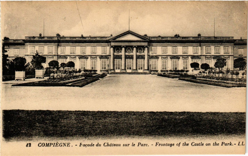 Carte postale ancienne Compiegne Facade du Chateau sur le Parc Frontage of the Castle.. à Compiègne