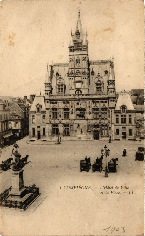 Carte postale ancienne Compiegne - L'Hotel de Ville et la Place à Compiègne