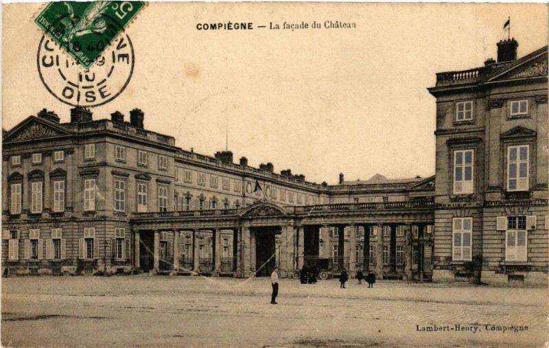 Carte postale ancienne Compiegne - La facade du Chateau à Compiègne