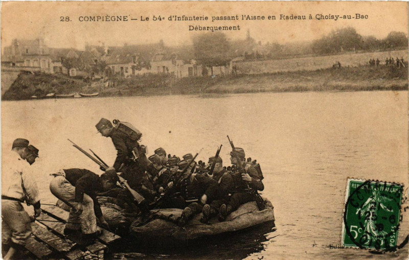 Carte postale ancienne Compiegne - Le 54r d'Infanterie passant l'Aisne en Radeau a à Compiègne