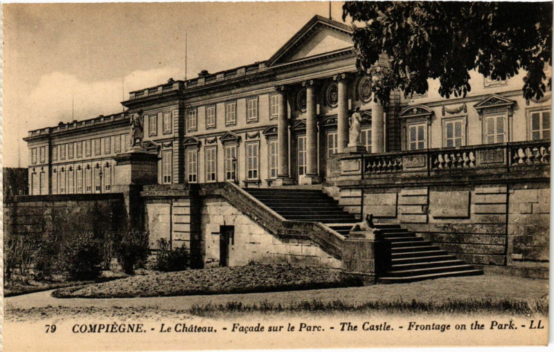 Carte postale ancienne Compiegne Le Chateau Facade sur le Parc The Castle Frontage à Compiègne
