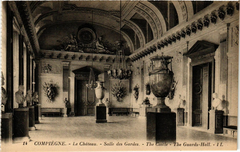 Carte postale ancienne Compiegne Le Chateau Salle des Gardes The Castle The Guards... à Compiègne