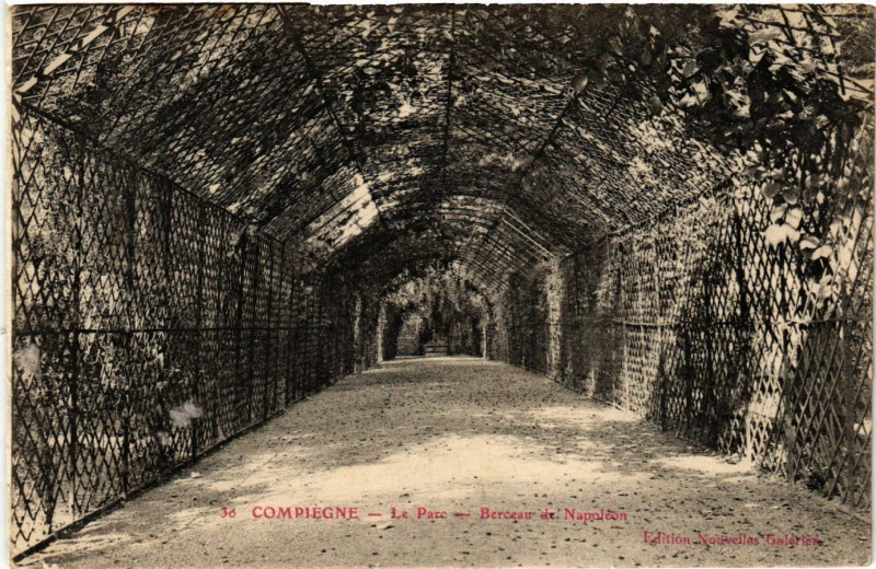 Carte postale ancienne Compiegne - Le Parc - Berceau de Napoleon à Compiègne