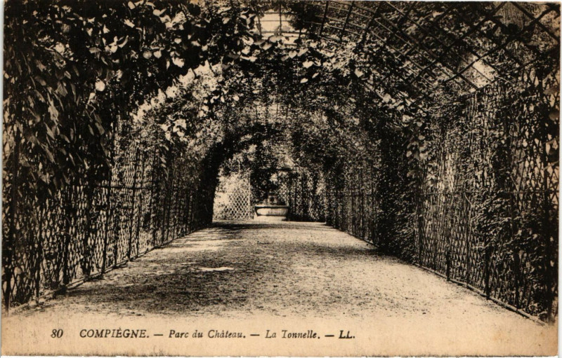Carte postale ancienne Compiegne - Parc du Chateau - La Tonnelle à Compiègne