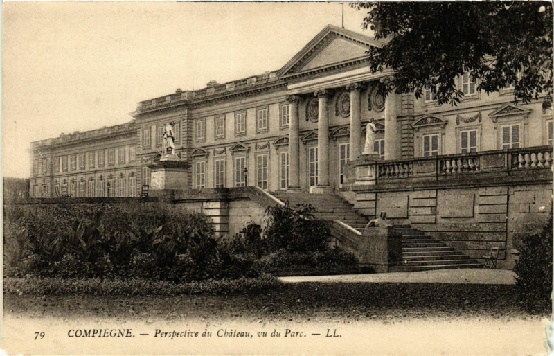 Carte postale ancienne Compiegne - Perspective du Chateau vu du Parc à Compiègne