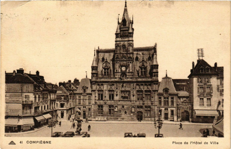 Carte postale ancienne Compiegne - Place de l'Hotel de Ville à Compiègne