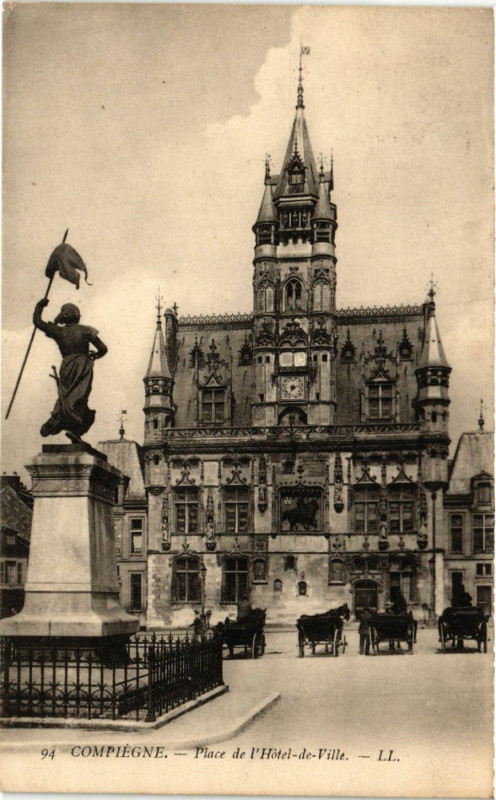 Carte postale ancienne Compiegne - Place de l'Hotel-de-Ville à Compiègne