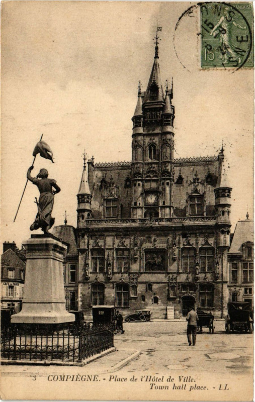 Carte postale ancienne Compiegne - Place del'Hotel de Ville - Town hall place à Compiègne
